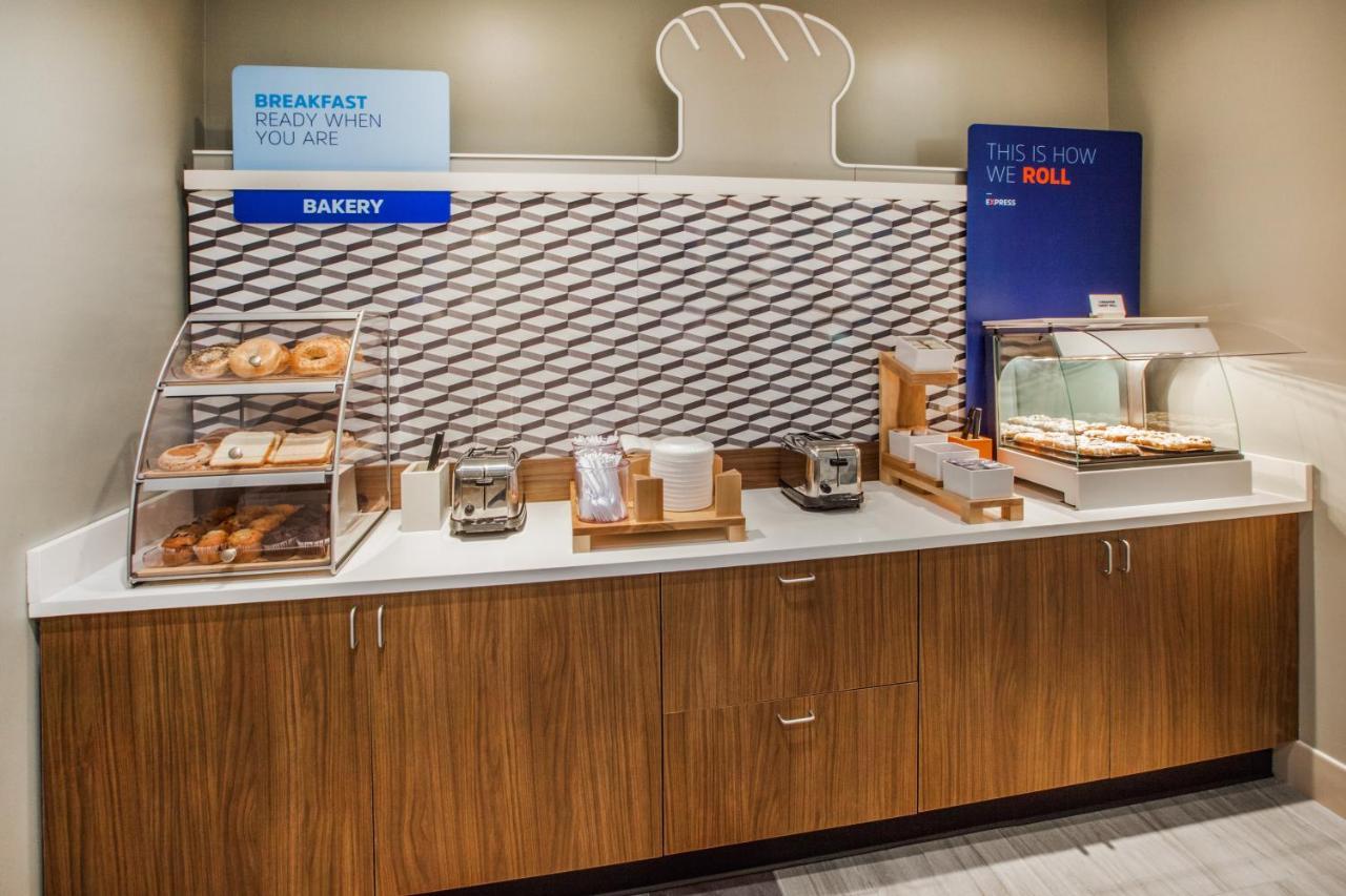 Holiday Inn Express & Suites - Milwaukee West Allis By Ihg Eksteriør billede