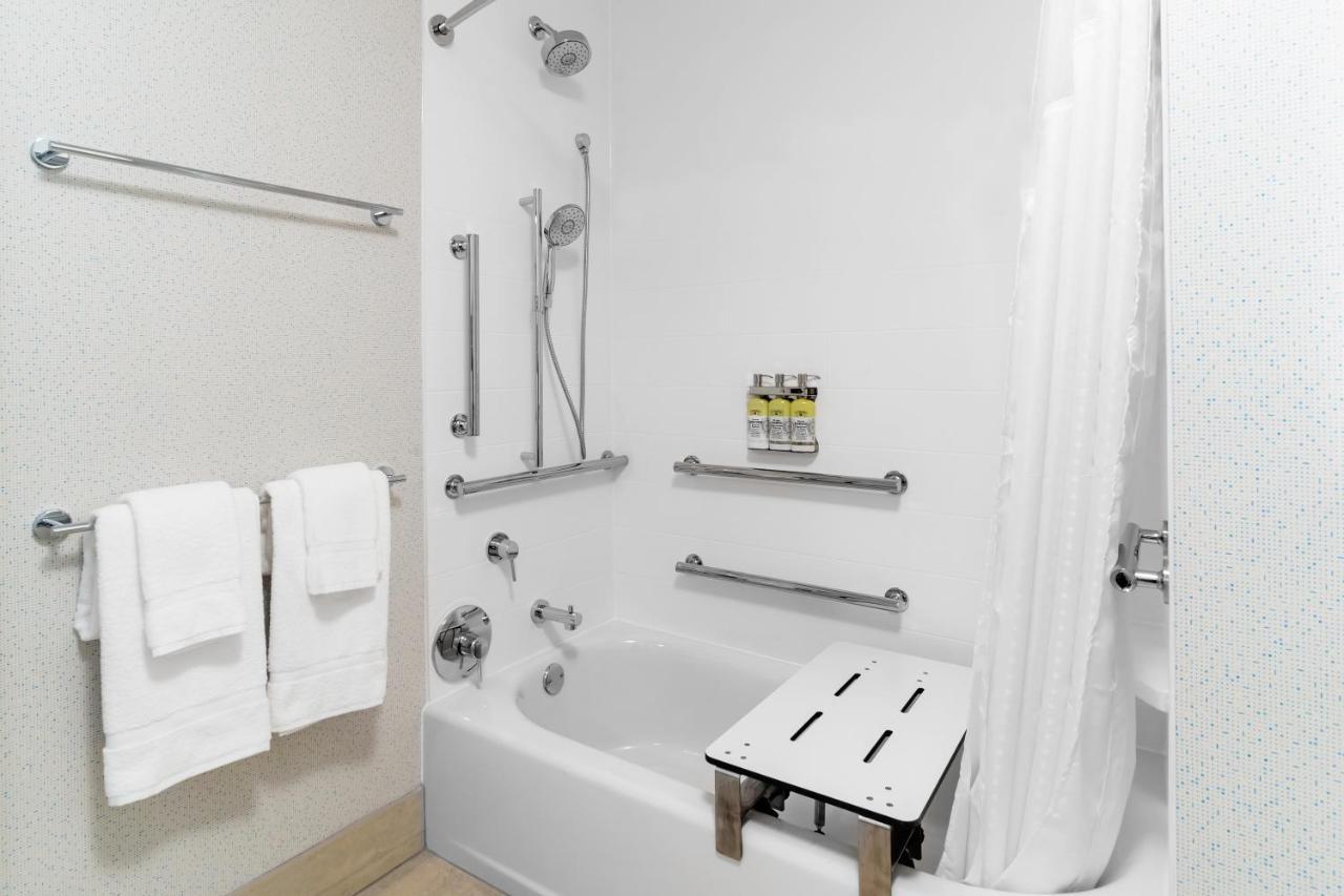 Holiday Inn Express & Suites - Milwaukee West Allis By Ihg Eksteriør billede