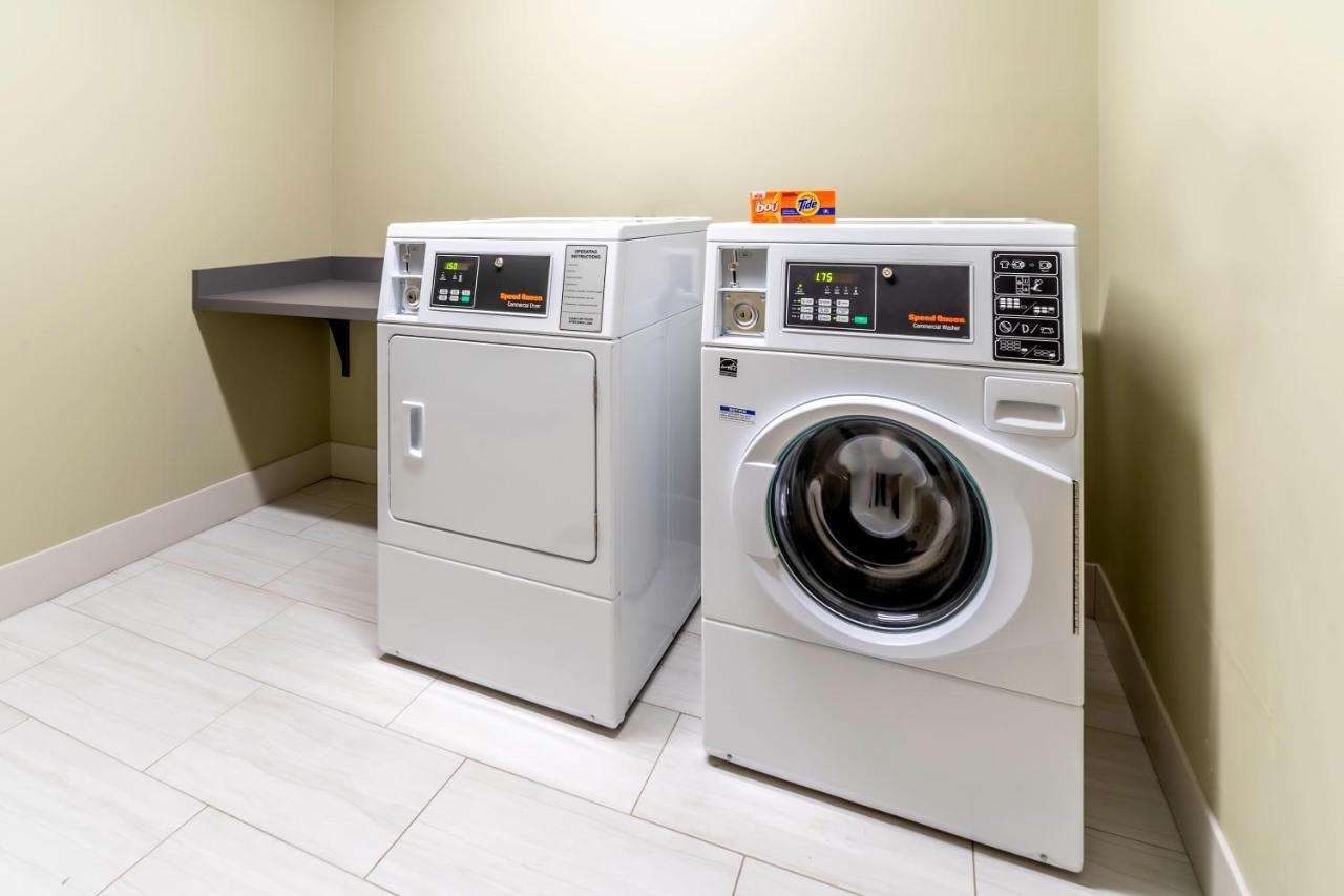 Holiday Inn Express & Suites - Milwaukee West Allis By Ihg Eksteriør billede