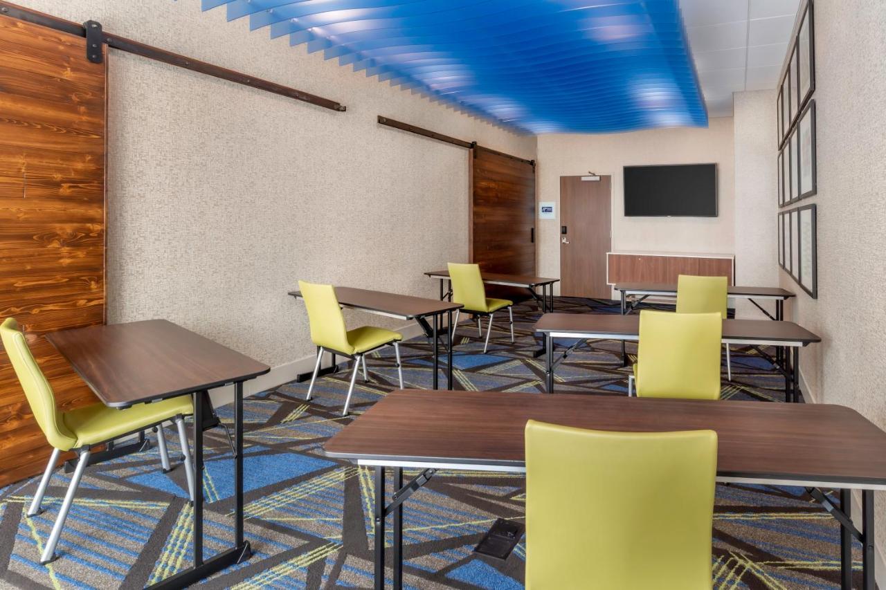 Holiday Inn Express & Suites - Milwaukee West Allis By Ihg Eksteriør billede