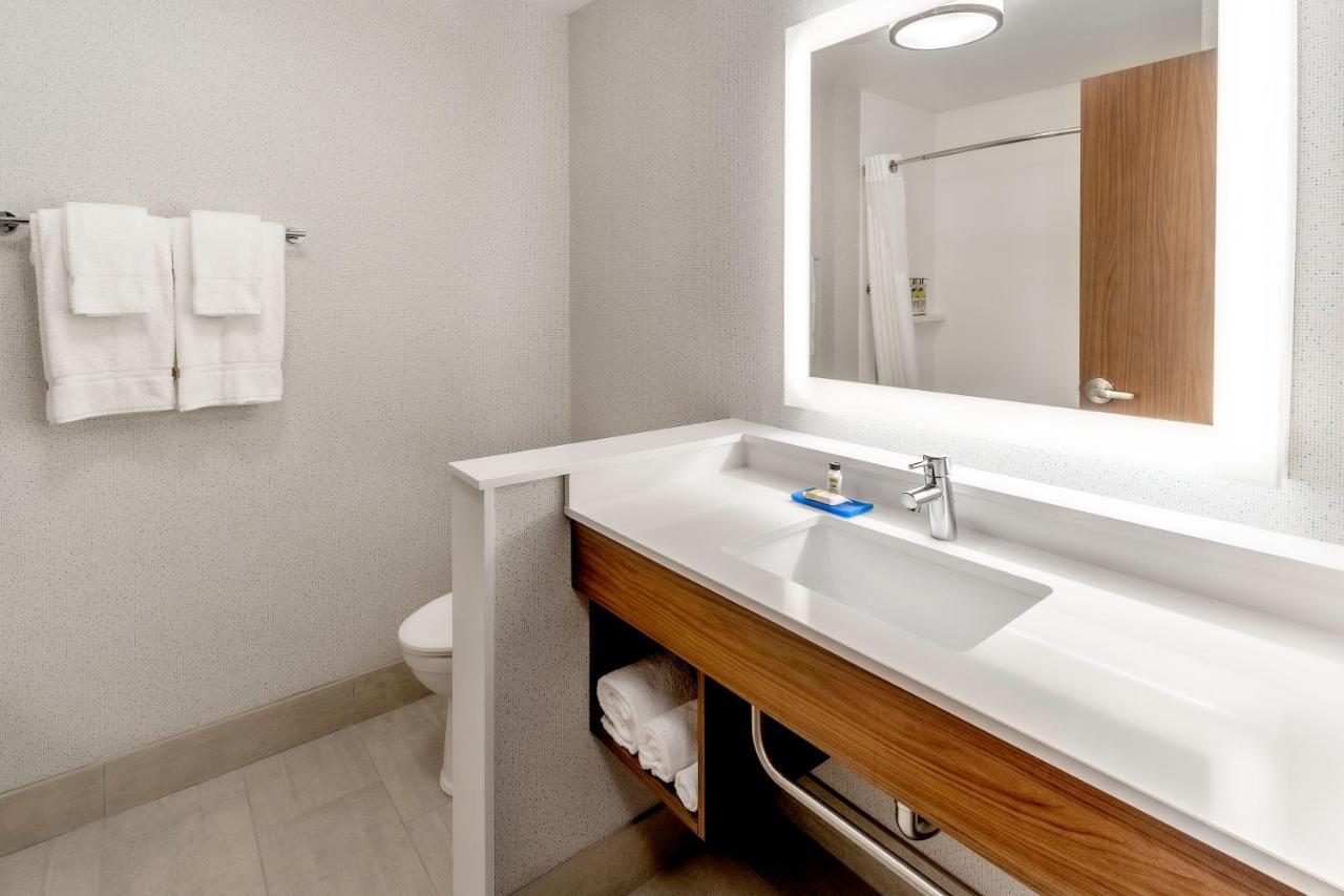 Holiday Inn Express & Suites - Milwaukee West Allis By Ihg Eksteriør billede